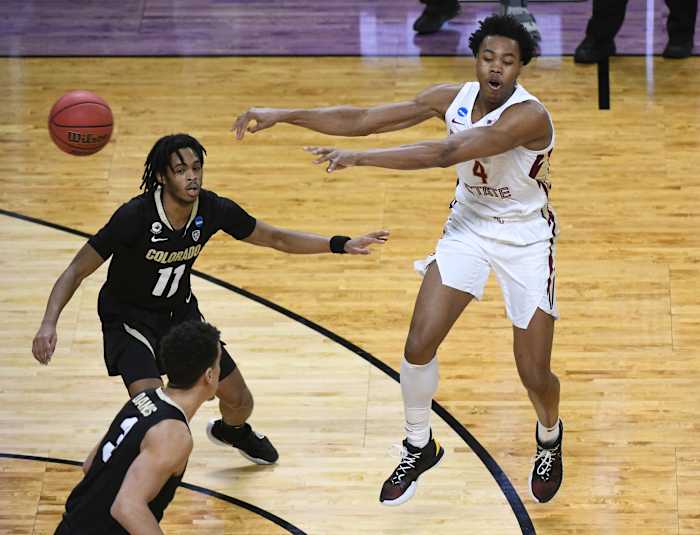 Florida State's Scottie Barnes passes the ball.